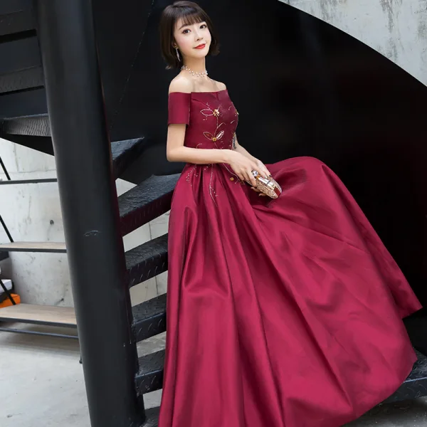 Chic / Beautiful Burgundy Evening Dresses 2019 A-Line / Princess Off-The-Shoulder Short Sleeve Beading Floor-Length / Long Ruffle Backless Formal Dresses