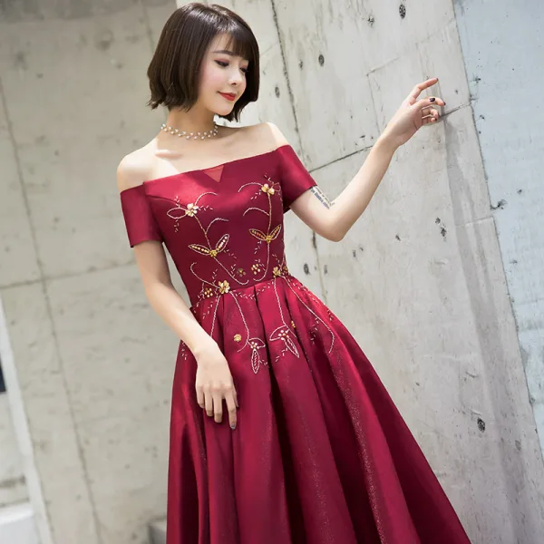 Chic / Beautiful Burgundy Evening Dresses 2019 A-Line / Princess Off-The-Shoulder Short Sleeve Beading Floor-Length / Long Ruffle Backless Formal Dresses