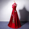 Style Chinois Rouge Satin Transparentes Robe De Soirée 2019 Princesse Col Haut Sans Manches Noeud Ceinture Brodé Fleur Perle Faux Diamant Longue Volants Dos Nu Robe De Ceremonie