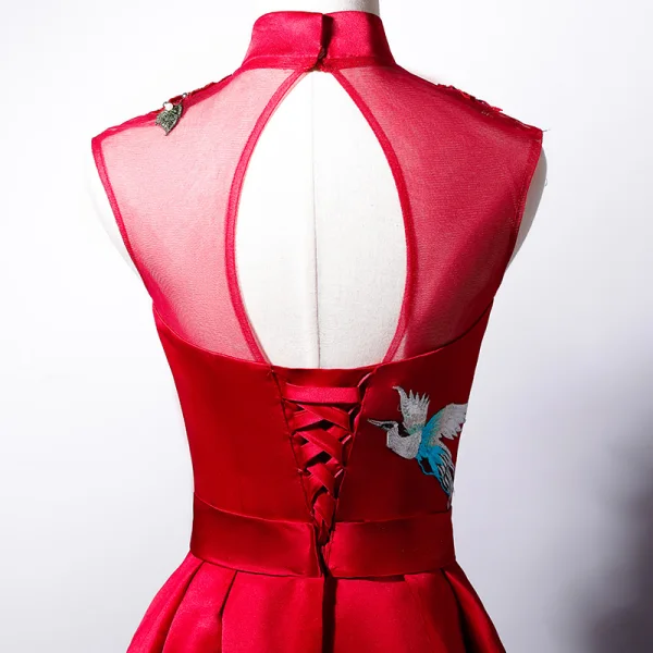 Style Chinois Rouge Satin Transparentes Robe De Soirée 2019 Princesse Col Haut Sans Manches Noeud Ceinture Brodé Fleur Perle Faux Diamant Longue Volants Dos Nu Robe De Ceremonie