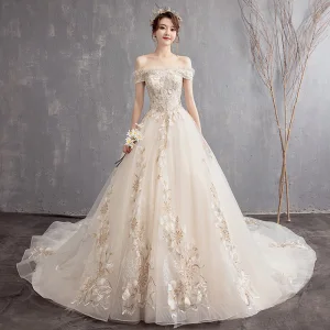 Abordable Champagne Robe De Mariée 2019 Princesse De L 039 Épaule Manches Courtes Dos Nu En Dentelle Appliques Chapel Train Volants