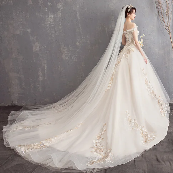 Abordable Champagne Robe De Mariée 2019 Princesse De l'épaule Manches Courtes Dos Nu En Dentelle Appliques Chapel Train Volants
