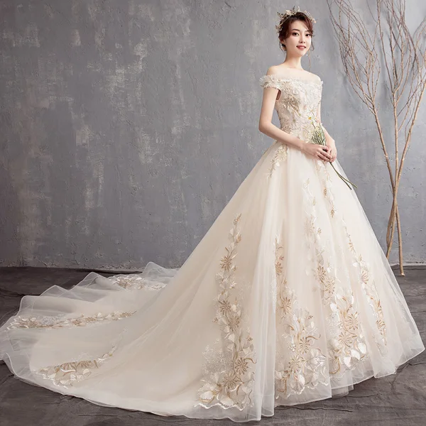 Abordable Champagne Robe De Mariée 2019 Princesse De l'épaule Manches Courtes Dos Nu En Dentelle Appliques Chapel Train Volants