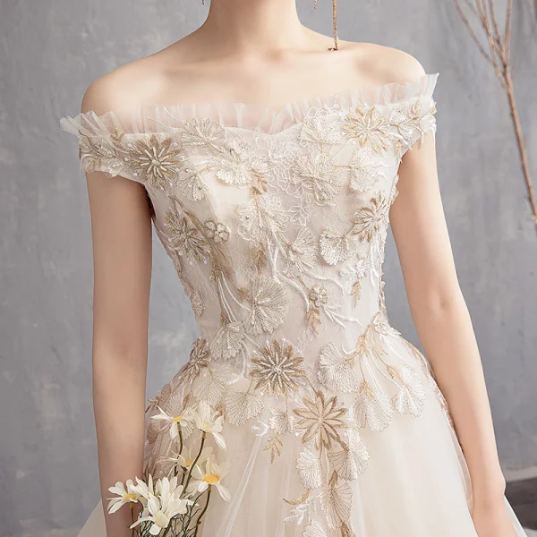 Abordable Champagne Robe De Mariée 2019 Princesse De l'épaule Manches Courtes Dos Nu En Dentelle Appliques Chapel Train Volants