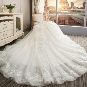 Élégant Champagne Robe De Mariée 2019 Princesse De L 039 Épaule Manches Courtes Dos Nu Appliques En Dentelle Perle Chapel Train Volants