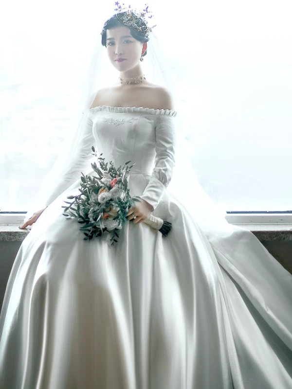 Vintage / Retro Ivory Satin Wedding Dresses 2019 A-Line / Princess Off-The-Shoulder Puffy Long Sleeve Backless Chapel Train Ruffle
