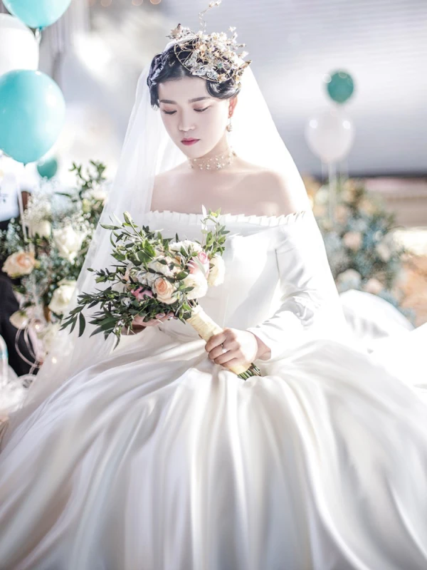 Vintage / Retro Ivory Satin Wedding Dresses 2019 A-Line / Princess Off-The-Shoulder Puffy Long Sleeve Backless Chapel Train Ruffle