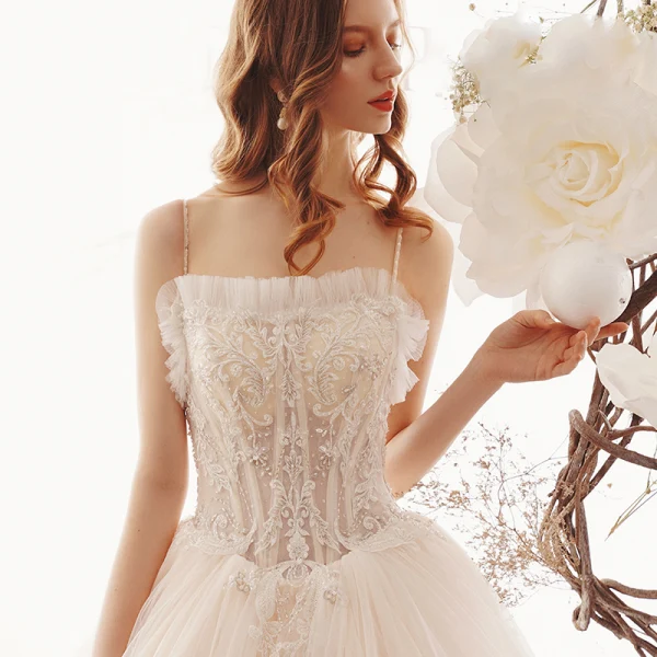 Élégant Champagne Jardin / Extérieur Robe De Mariée 2019 Princesse Bretelles Spaghetti Sans Manches Dos Nu Appliques En Dentelle Perlage Longue Volants
