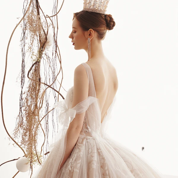 Meilleur Champagne Transparentes Robe De Mariée 2019 Princesse Encolure Carrée Dos Nu Appliques En Dentelle Fleur Perle Perlage Chapel Train Volants