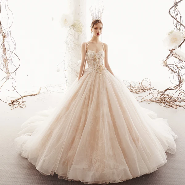 Elegant Champagne Brudekjoler 2019 Prinsesse Spaghettistropper Uten Ermer Ryggløse Appliques Blonder Perle Beading Chapel Train Buste