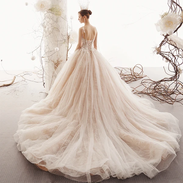 Elegant Champagne Brudekjoler 2019 Prinsesse Spaghettistropper Uten Ermer Ryggløse Appliques Blonder Perle Beading Chapel Train Buste
