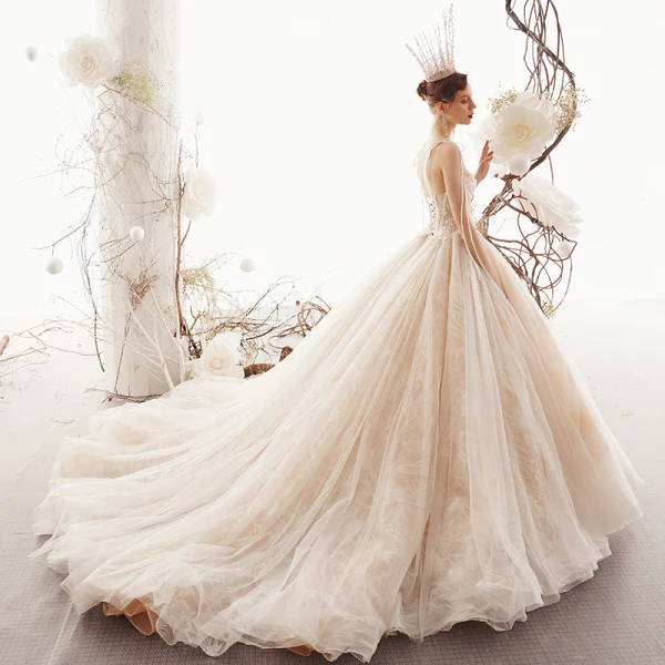 Elegant Champagne Brudekjoler 2019 Prinsesse Spaghettistropper Uten Ermer Ryggløse Appliques Blonder Perle Beading Chapel Train Buste