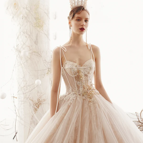 Elegant Champagne Brudekjoler 2019 Prinsesse Spaghettistropper Uten Ermer Ryggløse Appliques Blonder Perle Beading Chapel Train Buste