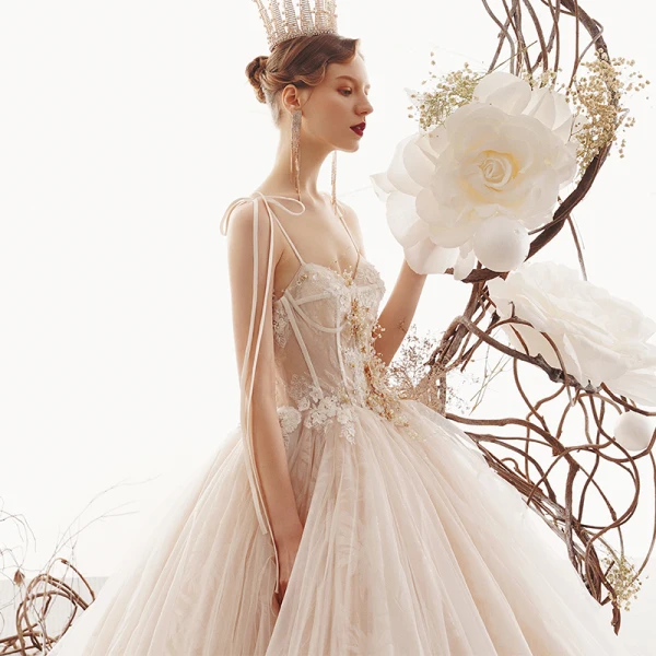 Elegant Champagne Brudekjoler 2019 Prinsesse Spaghettistropper Uten Ermer Ryggløse Appliques Blonder Perle Beading Chapel Train Buste