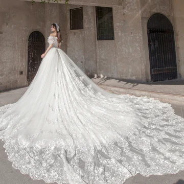 Étourdissant Ivoire Robe De Mariée 2019 Princesse De L 039 Épaule Gonflée Manches Courtes Dos Nu Appliques En Dentelle Tulle Glitter Royal Train Volants