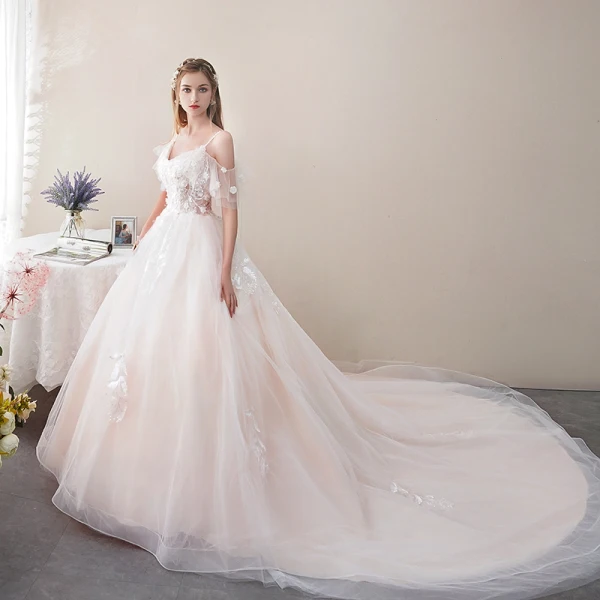 Abordable Champagne Robe De Mariée 2019 Princesse Bretelles Spaghetti Manches Courtes Dos Nu Paillettes Appliques En Dentelle Perle Cathedral Train Volants