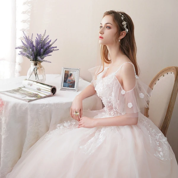 Abordable Champagne Robe De Mariée 2019 Princesse Bretelles Spaghetti Manches Courtes Dos Nu Paillettes Appliques En Dentelle Perle Cathedral Train Volants