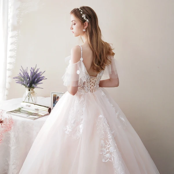 Abordable Champagne Robe De Mariée 2019 Princesse Bretelles Spaghetti Manches Courtes Dos Nu Paillettes Appliques En Dentelle Perle Cathedral Train Volants