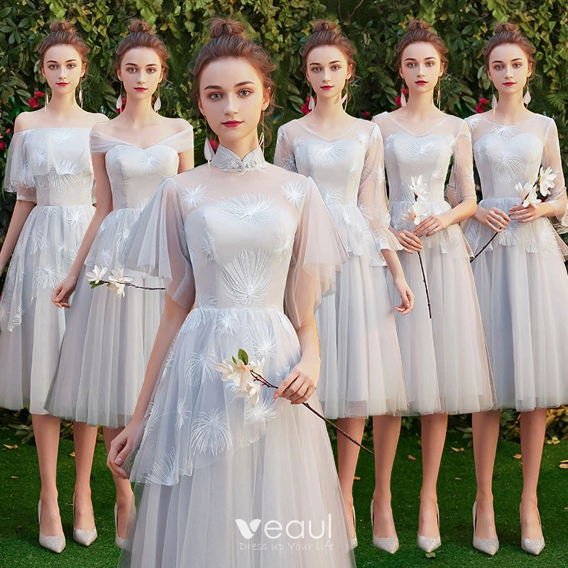 Asequible Gris Vestidos De Damas De Honor 2019 A Line Princess Apliques Con Encaje Cortos Ruffle Sin Espalda Vestidos para bodas