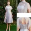 Prisvärd Grå Satin Genomskinliga Tärnklänningar 2019 Prinsessa Appliqués Spets Rosett Skärp Korta Ruffle Halterneck Klänning Till Bröllop