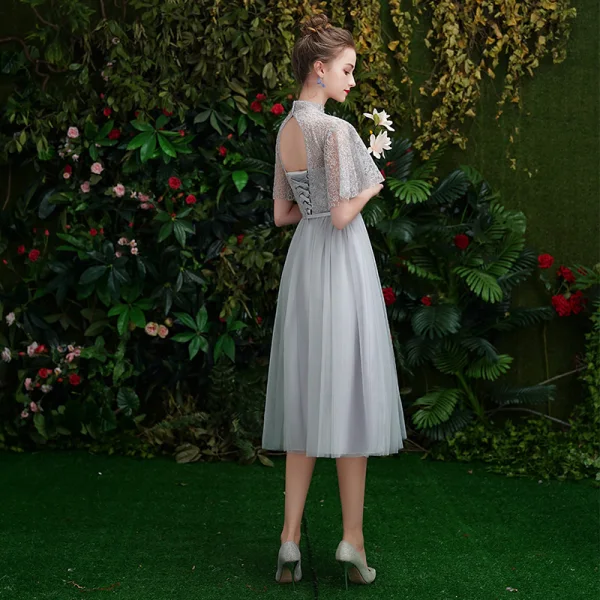 Prisvärd Eleganta Grå Spets Tärnklänningar 2019 Prinsessa Skärp Korta Ruffle Halterneck Klänning Till Bröllop