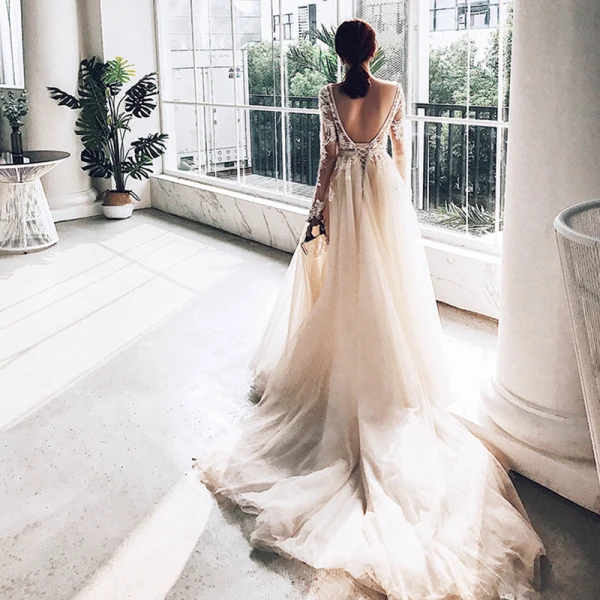 Illusion Champagner Durchsichtige Brautkleider / Hochzeitskleider 2019 A Linie Tiefer V-Ausschnitt Lange Ärmel Applikationen Spitze Perlenstickerei Kathedrale Schleppe Rüschen