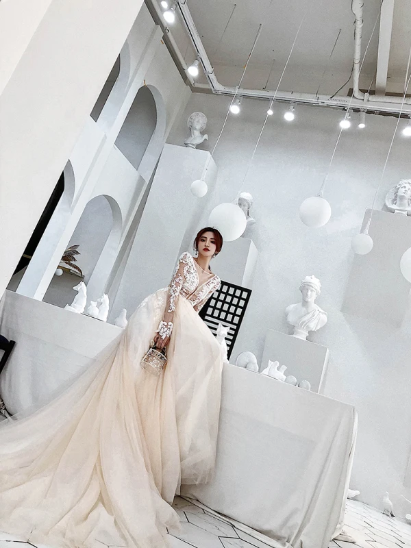Illusion Champagner Durchsichtige Brautkleider / Hochzeitskleider 2019 A Linie Tiefer V-Ausschnitt Lange Ärmel Applikationen Spitze Perlenstickerei Kathedrale Schleppe Rüschen