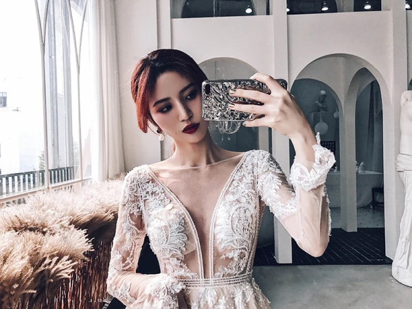 Illusion Champagner Durchsichtige Brautkleider / Hochzeitskleider 2019 A Linie Tiefer V-Ausschnitt Lange Ärmel Applikationen Spitze Perlenstickerei Kathedrale Schleppe Rüschen