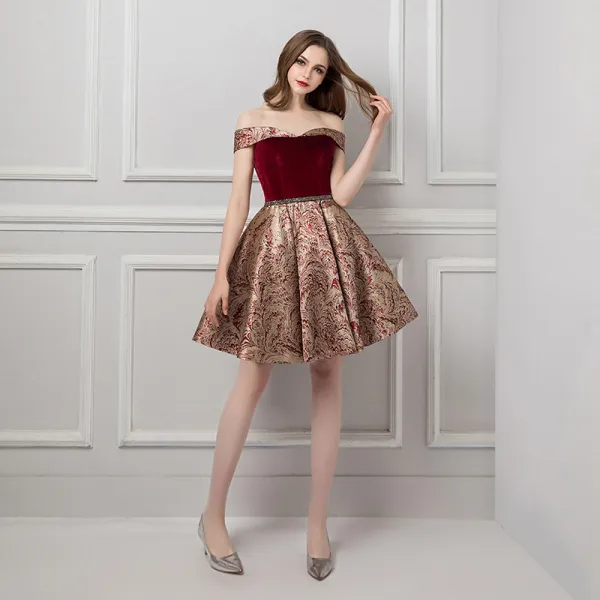 Modern / Fashion Burgundy Homecoming Graduation Dresses 2019 A-Line / Princess Off-The-Shoulder Short Sleeve Beading Sash Short Ruffle Backless Jacquard Formal Dresses