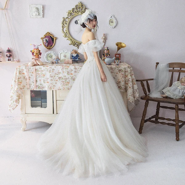 Ivoire Robe De Mariée 2019 Princesse De l'épaule Gonflée Manches Courtes Dos Nu Appliques En Dentelle Cristal Perlage Tribunal Train Volants
