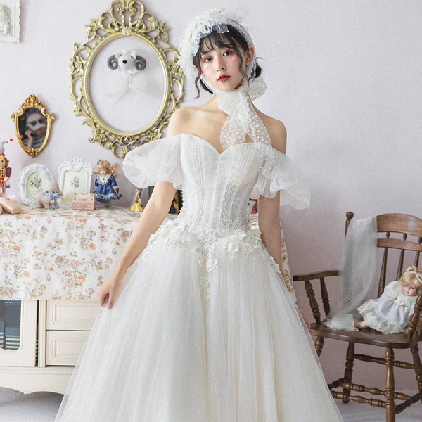 Ivoire Robe De Mariée 2019 Princesse De l'épaule Gonflée Manches Courtes Dos Nu Appliques En Dentelle Cristal Perlage Tribunal Train Volants