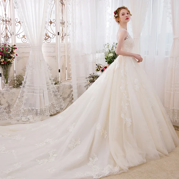 Romantique Champagne Transparentes Robe De Mariée 2018 Robe Boule Encolure Dégagée Sans Manches Dos Nu Appliques En Dentelle Glitter Perlage Cathedral Train Volants