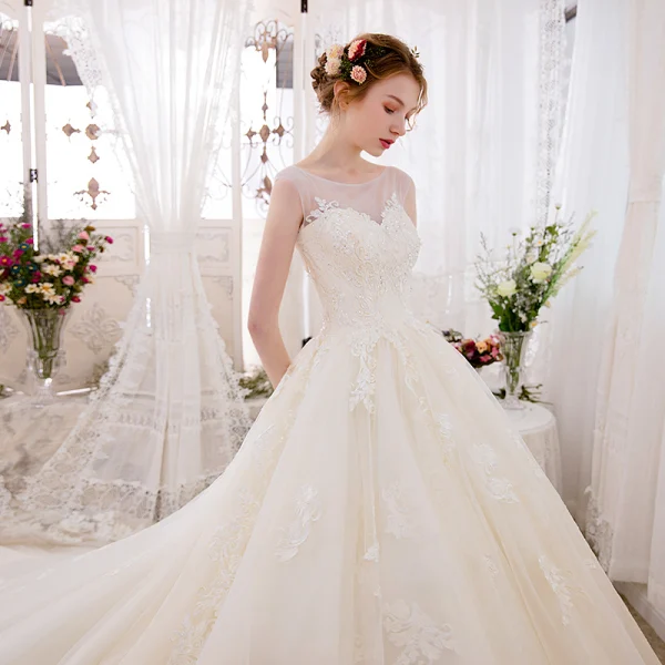 Romantique Champagne Transparentes Robe De Mariée 2018 Robe Boule Encolure Dégagée Sans Manches Dos Nu Appliques En Dentelle Glitter Perlage Cathedral Train Volants