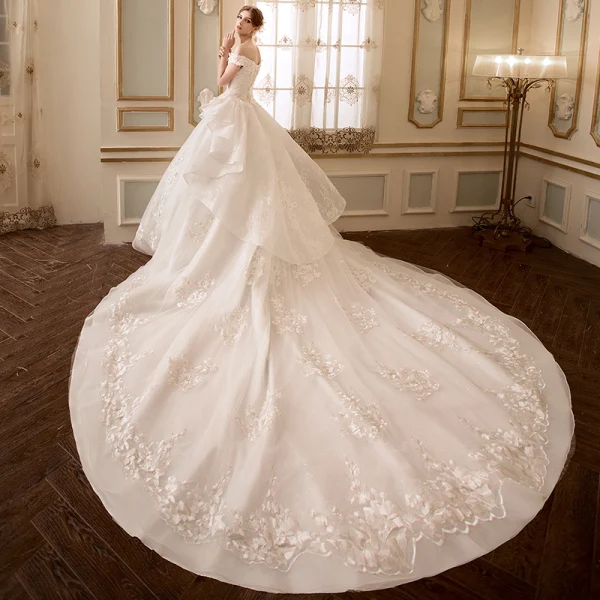Piękne Kość Słoniowa Suknie Ślubne 2018 Suknia Balowa Przy Ramieniu Kótkie Rękawy Bez Pleców Aplikacje Z Koronki Rhinestone Frezowanie Cekinami Tiulowe Trenem Katedra Wzburzyć