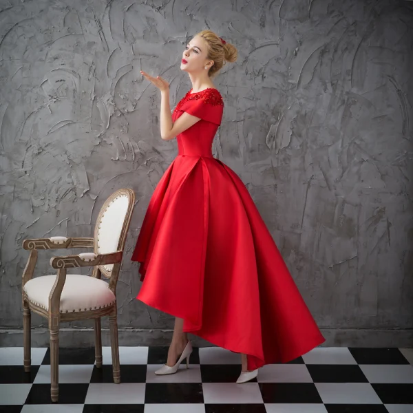 Haute Basse Rouge Transparentes Robe De Bal 2018 Robe Boule Encolure Carrée Manches Courtes Appliques En Dentelle Faux Diamant Asymétrique Volants Robe De Ceremonie