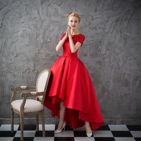 Haute Basse Rouge Transparentes Robe De Bal 2018 Robe Boule Encolure Carrée Manches Courtes Appliques En Dentelle Faux Diamant Asymétrique Volants Robe De Ceremonie