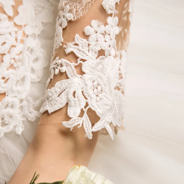 Illusion Elfenben Genomskinliga Bröllopsklänningar 2019 Prinsessa Fyrkantig Ringning Långärmad Halterneck Appliqués Spets Chapel Train Ruffle