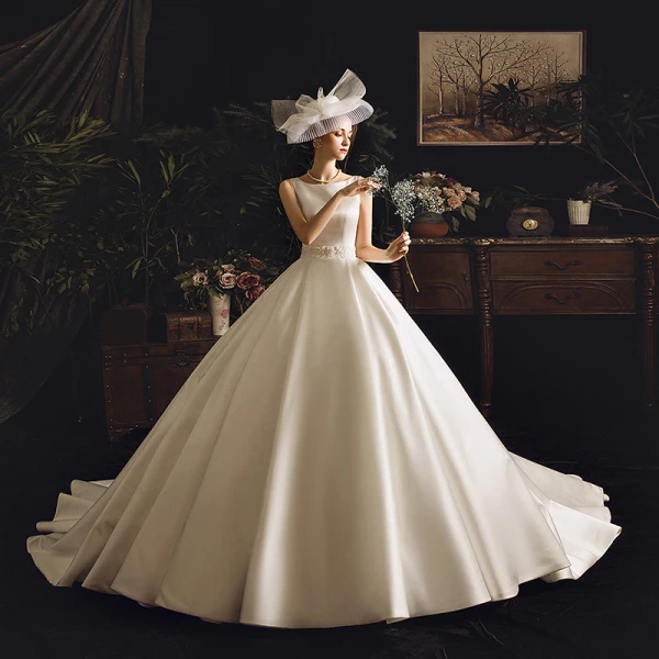 Vintage / Originale Ivoire Satin Robe De Mariée 2019 Princesse Encolure Carrée Sans Manches Perlage Ceinture Chapel Train Volants