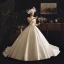 Vintage / Originale Ivoire Satin Robe De Mariée 2019 Princesse Encolure Carrée Sans Manches Perlage Ceinture Chapel Train Volants
