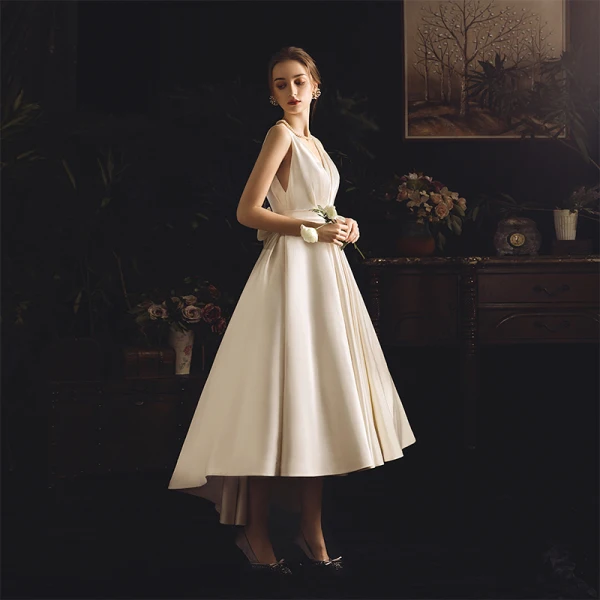 Schlicht Ivory / Creme Satin Garten / Im Freien Brautkleider / Hochzeitskleider 2019 A Linie Tiefer V-Ausschnitt Ärmellos Rückenfreies Asymmetrisch Rüschen