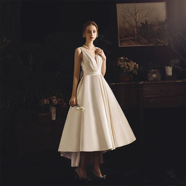 Schlicht Ivory / Creme Satin Garten / Im Freien Brautkleider / Hochzeitskleider 2019 A Linie Tiefer V-Ausschnitt Ärmellos Rückenfreies Asymmetrisch Rüschen