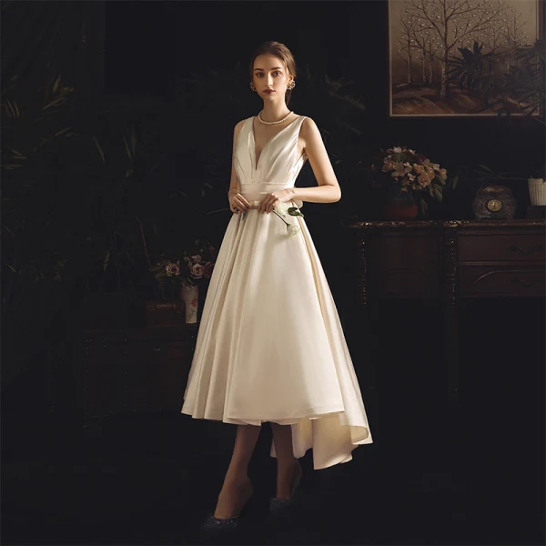 Schlicht Ivory / Creme Satin Garten / Im Freien Brautkleider / Hochzeitskleider 2019 A Linie Tiefer V-Ausschnitt Ärmellos Rückenfreies Asymmetrisch Rüschen