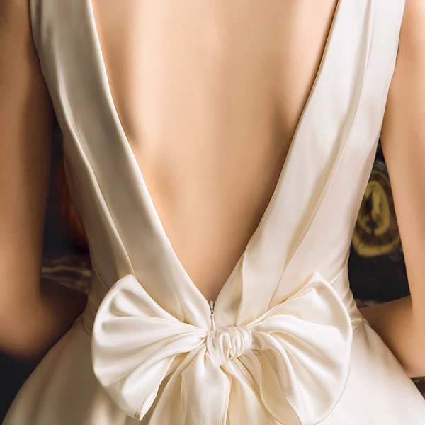 Schlicht Ivory / Creme Satin Garten / Im Freien Brautkleider / Hochzeitskleider 2019 A Linie Tiefer V-Ausschnitt Ärmellos Rückenfreies Asymmetrisch Rüschen