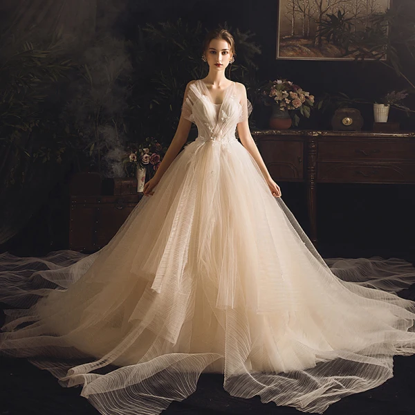 Fabuleux Champagne Robe De Mariée 2019 Princesse Bretelles Spaghetti Sans Manches Dos Nu Cristal Perlage Cathedral Train Volants