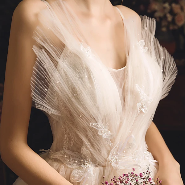 Fabuleux Champagne Robe De Mariée 2019 Princesse Bretelles Spaghetti Sans Manches Dos Nu Cristal Perlage Cathedral Train Volants