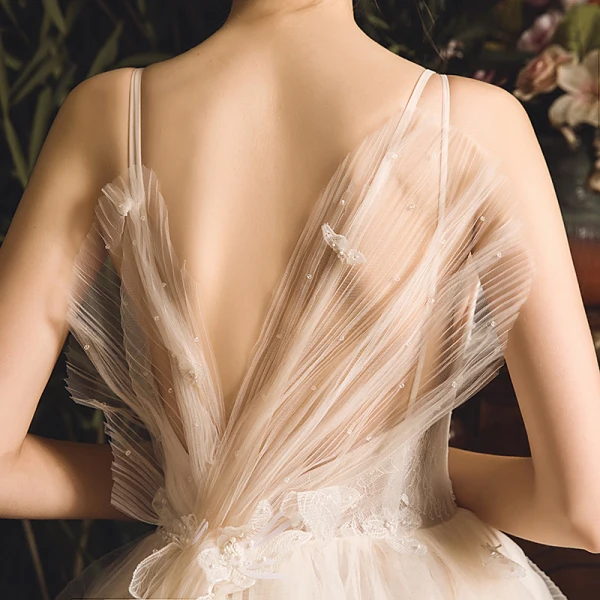 Fabuleux Champagne Robe De Mariée 2019 Princesse Bretelles Spaghetti Sans Manches Dos Nu Cristal Perlage Cathedral Train Volants