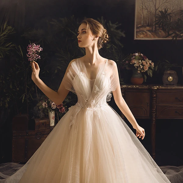 Fabuleux Champagne Robe De Mariée 2019 Princesse Bretelles Spaghetti Sans Manches Dos Nu Cristal Perlage Cathedral Train Volants