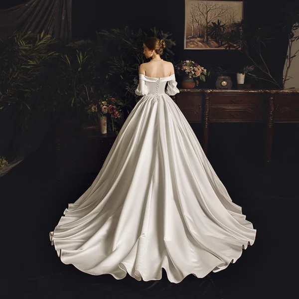 Enkla Elfenben Satin Bröllopsklänningar 2019 Prinsessa Av Axeln Pösigt 3/4 ärm Halterneck Chapel Train Ruffle