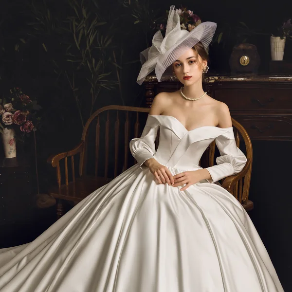Enkla Elfenben Satin Bröllopsklänningar 2019 Prinsessa Av Axeln Pösigt 3/4 ärm Halterneck Chapel Train Ruffle