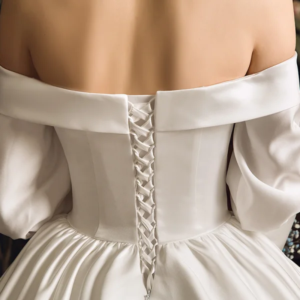 Enkla Elfenben Satin Bröllopsklänningar 2019 Prinsessa Av Axeln Pösigt 3/4 ärm Halterneck Chapel Train Ruffle
